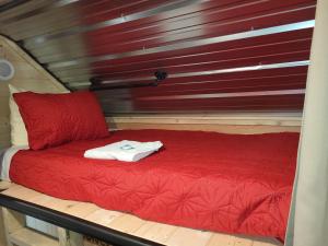 En eller flere senger på et rom på THE ORCHARD (HOSTEL WITH PRIVATE BUNKS)