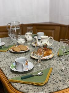 una mesa cubierta con tazas y platos de comida en ACASADACONCHA, en Moeche