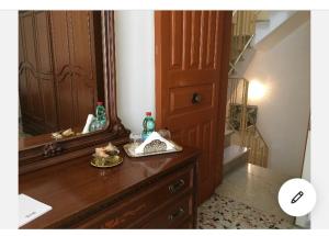 a wooden dresser with a mirror on top of it at Casa Tanina in Scordia