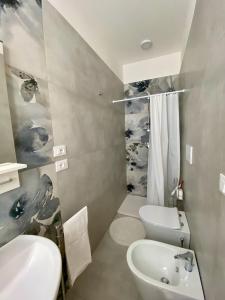 a bathroom with a sink and a toilet at Casa Tanina in Scordia