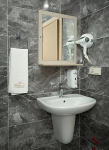 La salle de bains est pourvue d'un lavabo et d'un miroir. dans l'établissement Pelit Park Hotel, à Trabzon