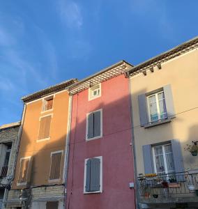 een rij kleurrijke gebouwen in een stad bij La Maison Rose in Caromb