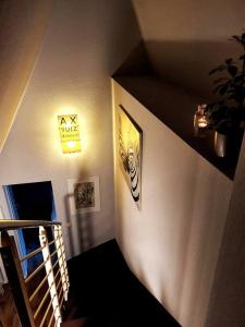 Zimmer mit einer Treppe und einer Treppe mit Gemälden in der Unterkunft Rostock hautnah erleben - schöne Maisonette 2OG in Rostock