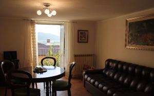 a living room with a couch and a table at Casetta Mimì in San Pio delle Camere