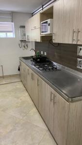 Η κουζίνα ή μικρή κουζίνα στο Amoblado laureles San Joaquín +13 φωτογραφίες