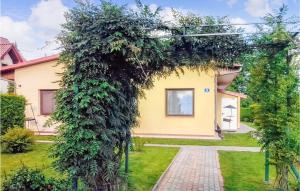 Ogród w obiekcie Beautiful Apartment In Kopalino