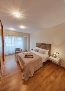 1 dormitorio grande con 1 cama grande y 1 silla en Vut Salvador Santiago en Santiago de Compostela