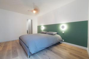 Кровать или кровати в номере A modern flat in the center of Fontainebleau