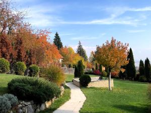 een tuin met herfstbladeren en een loopbrug bij Villa Hanan in Sarajevo