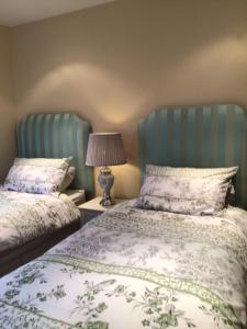 מיטה או מיטות בחדר ב-Errew Lodge