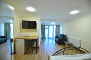 TV a/nebo společenská místnost v ubytování Madin Eco Hotel