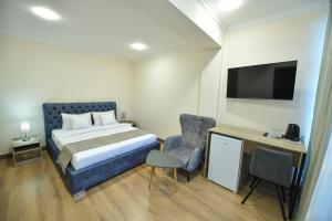 TV a/nebo společenská místnost v ubytování Madin Eco Hotel