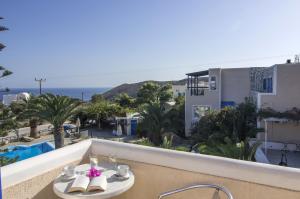 - une table sur un balcon avec vue sur l'océan dans l'établissement Paradise Resort, à Akrotiri