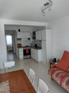 uma sala de estar e cozinha com um sofá e uma mesa em Precioso departamento en Paraná. Zona Centro em Paraná