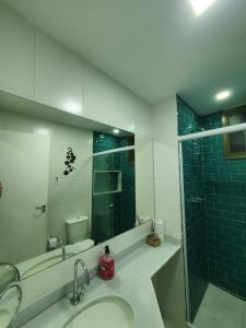 Ένα μπάνιο στο Loft Condado Bl 2 Ap 116 Aldeia dos Reis Sahy