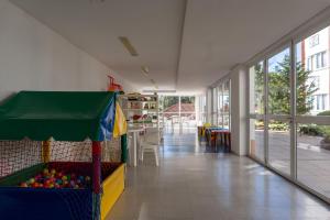 Habitación con zona de juegos con mesa en Apto Centro de Gramado (2D c/Piscina Térmica) en Gramado