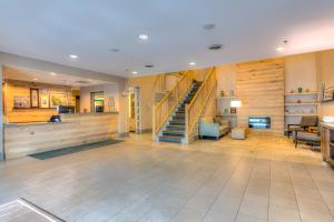 une grande chambre avec un escalier et un salon dans l'établissement Country Inn & Suites by Radisson, Crystal Lake, IL, à Crystal Lake