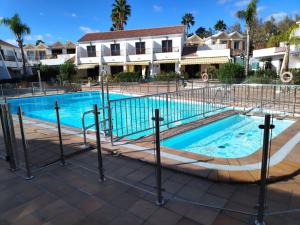 The swimming pool at or close to Casa Teresa. Duplex en Maspalomas