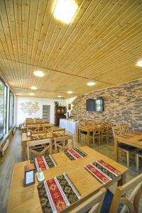 TV a/nebo společenská místnost v ubytování Madin Eco Hotel
