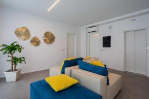 sala de estar con sofá y planta en Car.Ma - comfy rooms, en Porto SantʼElpidio
