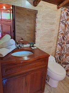 y baño con lavabo de madera y aseo. en Luisa, en Ollantaytambo