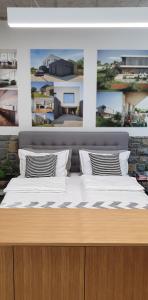 - un lit avec 2 oreillers dans l'établissement HOUSE G, à Dekani