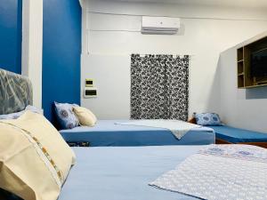 een kamer met 2 bedden en een raam bij SV Apart Hotel in Encarnación