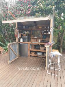 Dapur atau dapur kecil di Cabins on Tudor bed & breakfast
