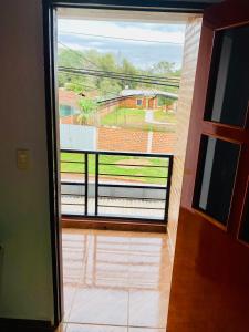 een open deur naar een balkon met uitzicht bij SV Apart Hotel in Encarnación