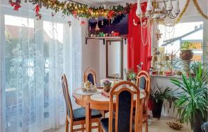 Restaurant o iba pang lugar na makakainan sa Amazing Home In Zbychowo With Kitchen