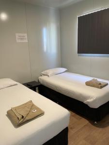 Tempat tidur dalam kamar di Australian Motor Home Tourist Park Twelve Mile Creek
