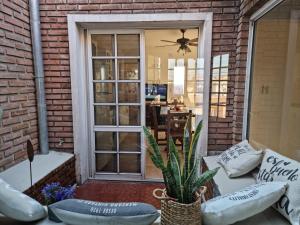 a patio with couches and a window and a table at Usuy SN in San Nicolás de los Arroyos