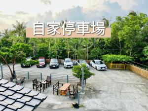 een bord voor een parkeerplaats met geparkeerde auto's bij 墾丁儷庭民宿Li Ting B&B in Kenting