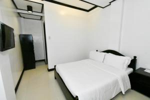 Una cama o camas en una habitación de Swiftlets Inn