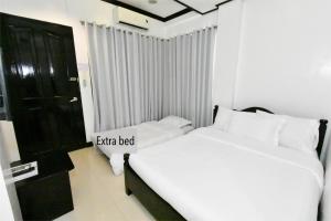 Una cama o camas en una habitación de Swiftlets Inn