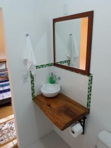 a bathroom with a sink and a mirror at Recanto do Ipê in Extrema