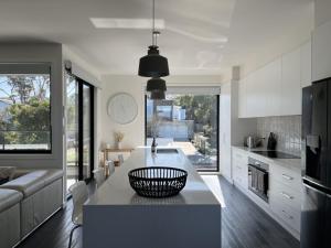 uma cozinha e sala de estar com uma grande janela em Luxury on Bayview Wifi Linen included em Inverloch