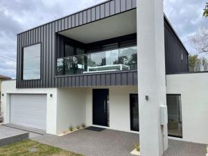 uma casa moderna com uma fachada em preto e branco em Luxury on Bayview Wifi Linen included em Inverloch