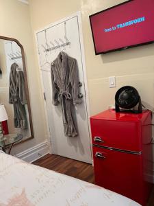a room with a red door and a red dresser at Luz Hotel in San Francisco
