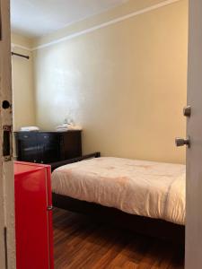 um pequeno quarto com uma cama e uma cómoda em Luz Hotel em São Francisco