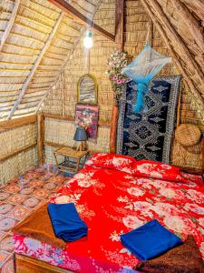 1 dormitorio con 1 cama roja en una habitación en Yellow Sun Kampot en Kampot