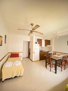 a bedroom with a bed and a table and a kitchen at Punto Urbano in Villa Carlos Paz