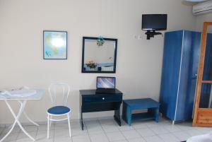 TV i/ili multimedijalni sistem u objektu Kavos Psarou Studios & Apartments