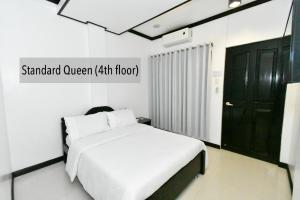 Una cama o camas en una habitación de Swiftlets Inn