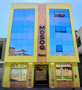 een gebouw met blauwe spiegels aan de voorzijde bij Mosoq Inn in Puno