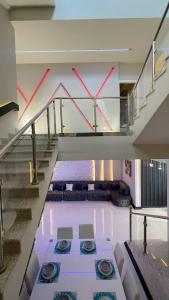 een kamer met een zwembad in een gebouw bij فيلا بشاطي رملي خاص ومسبح عالبحر - درة العروس شاطي البردايس in Durat Alarous