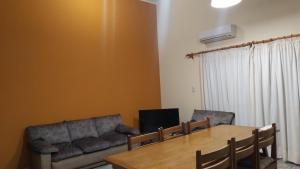 un salon avec une table et un canapé dans l'établissement Casa de Campo, à San Rafael