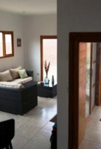 sala de estar con sofá y mesa en Los Maderos de Colan: Casa #5 +BBQ+Pool+WiFi, en Colán