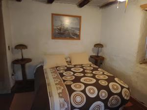 Bett in einem Zimmer mit 2 Tischen und 2 Lampen in der Unterkunft Ladera Loft Pisco Elqui in Pisco Elqui