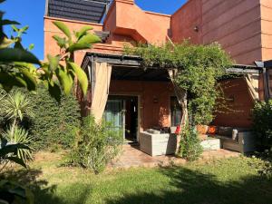 een huis met een patio in de tuin bij atlas golf resort marrakech " Maison à 03 chambres avec jardin privé " in Marrakesh